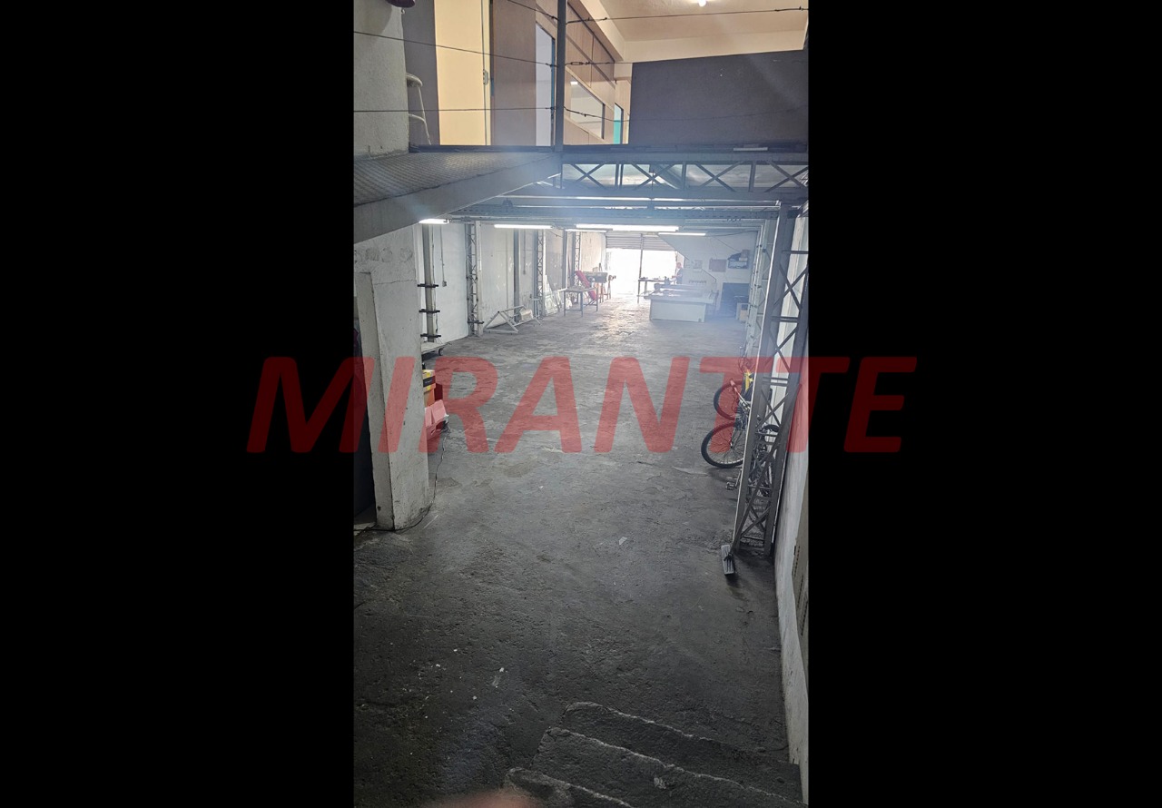 Comercial de 870m² em Limão
