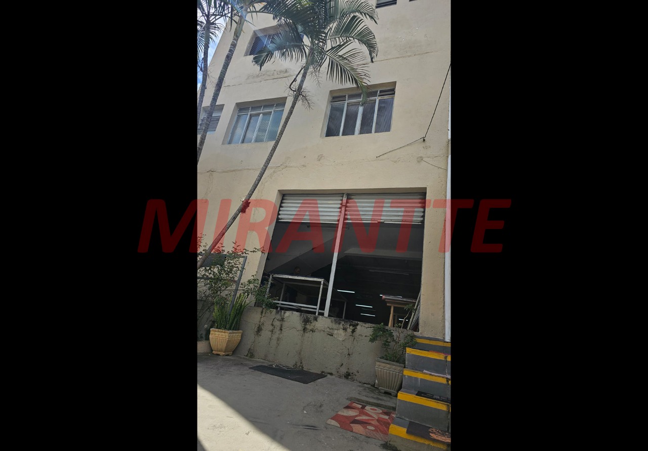 Comercial de 870m² em Limão