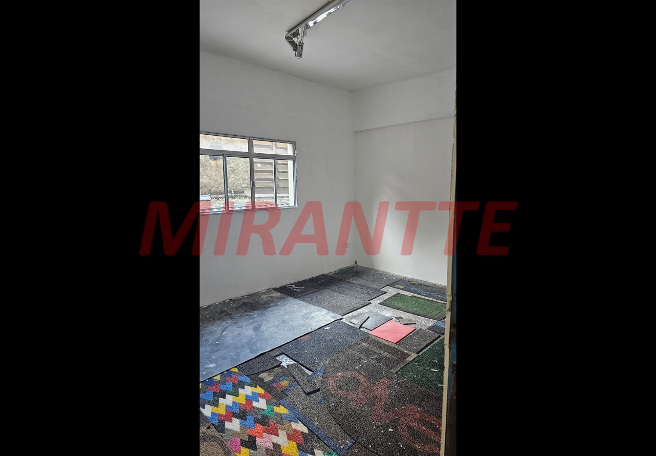 Comercial de 870m² em Limão