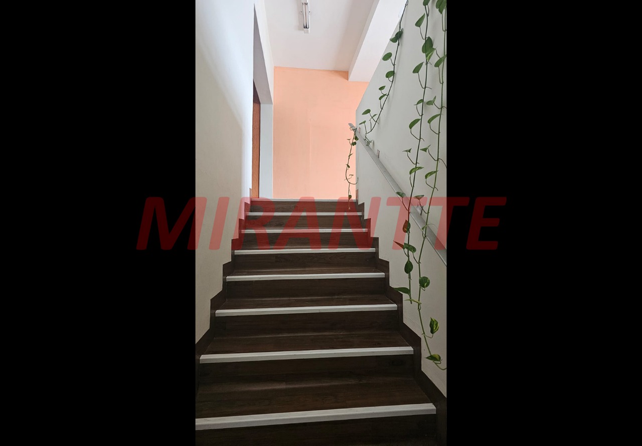 Comercial de 870m² em Limão