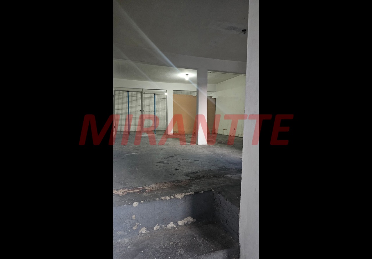 Comercial de 870m² em Limão