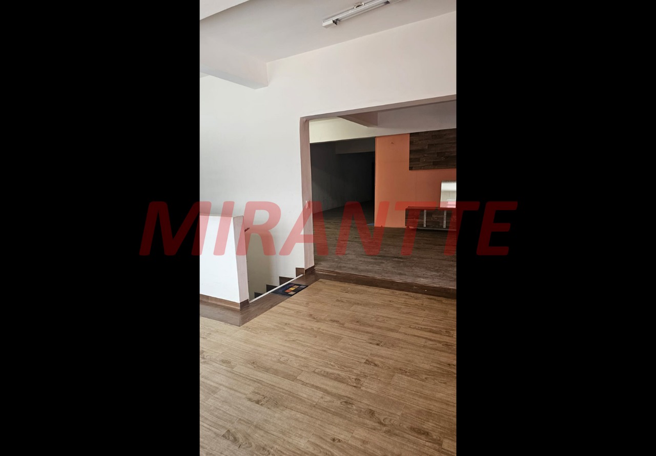 Comercial de 870m² em Limão