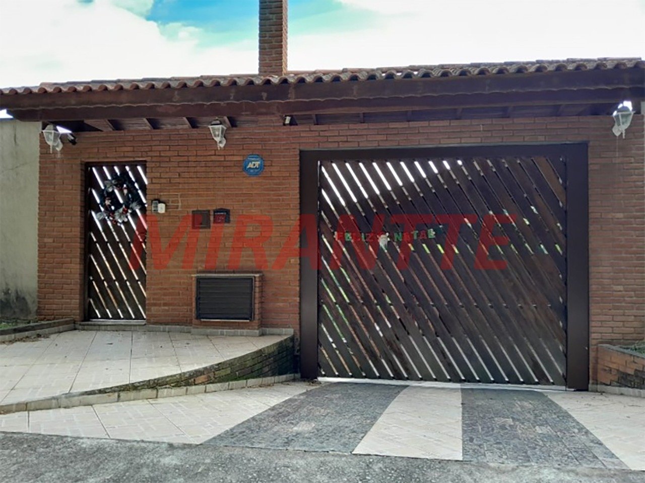 Cond. fechado de 320m² com 2 quartos em PARQUE PETROPOLIS