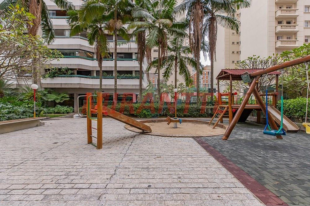 Apartamento de 146m² com 4 quartos em Moema