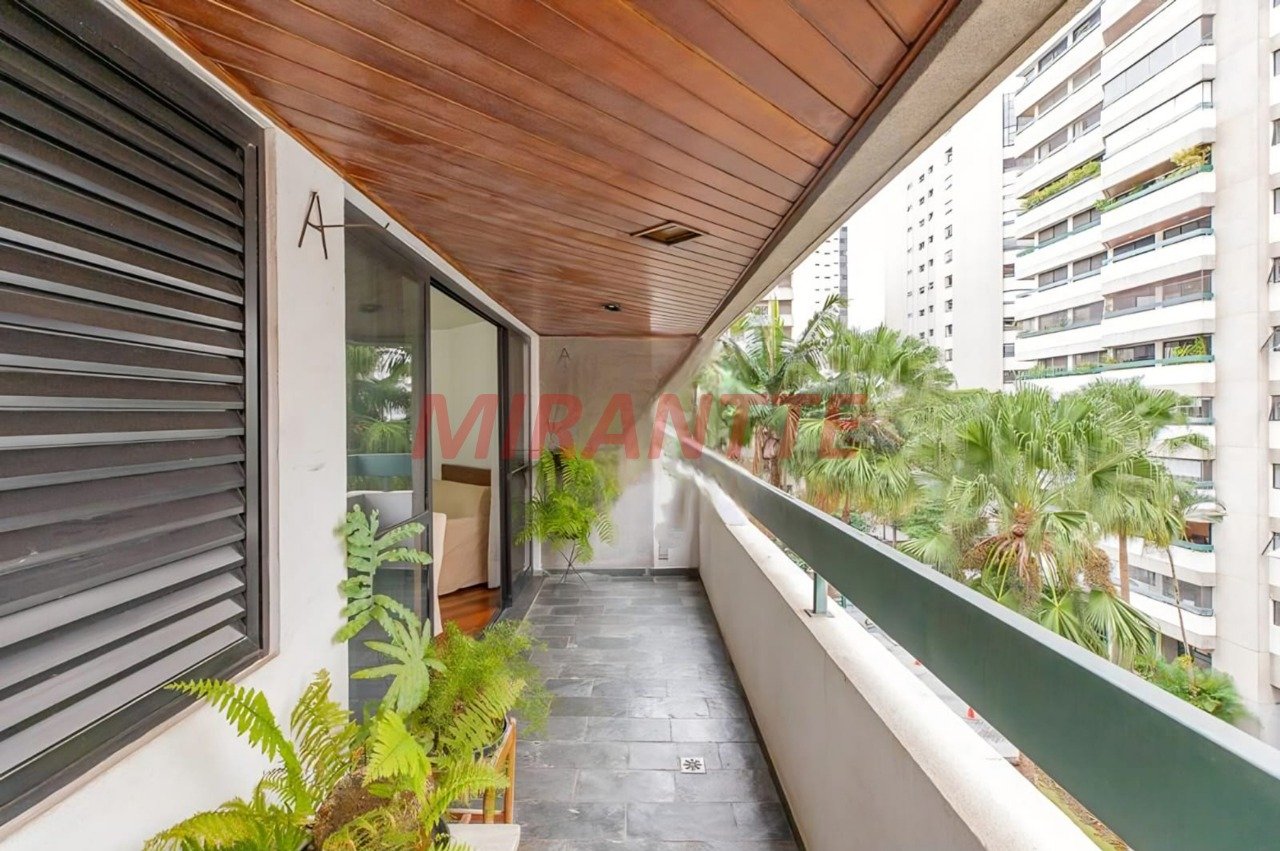 Apartamento de 146m² com 4 quartos em Moema