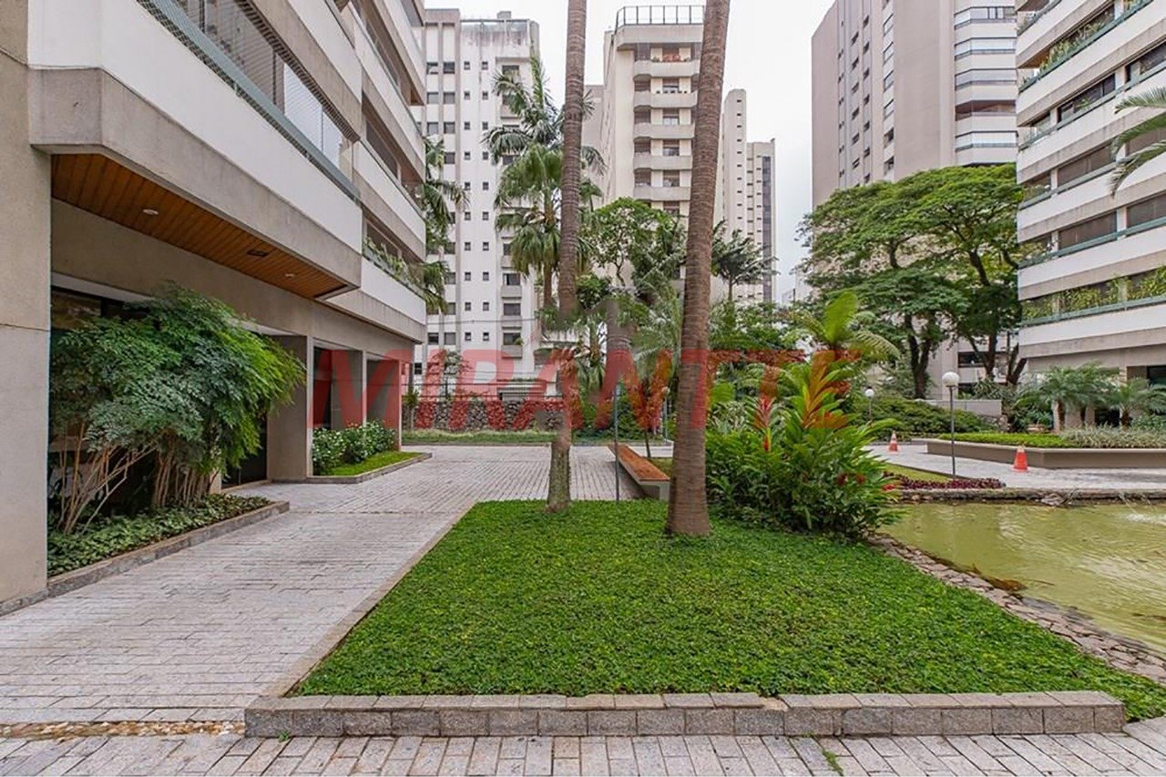 Apartamento de 146m² com 4 quartos em Moema