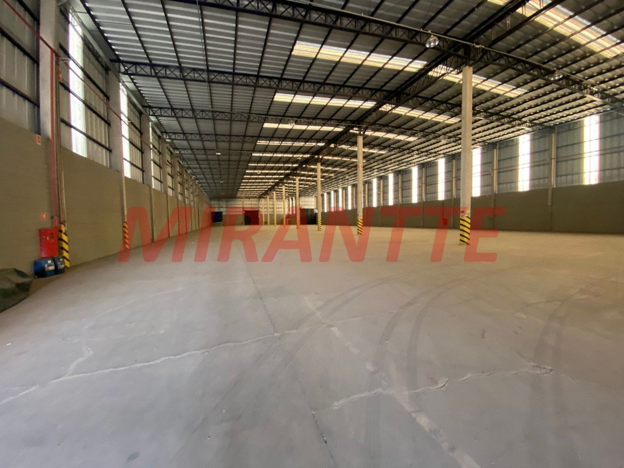 Galpao de 5600m² em Taboão