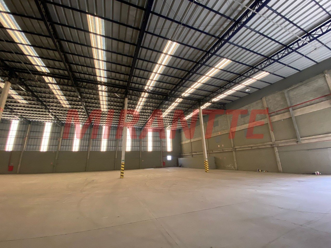 Galpao de 5600m² em Taboão