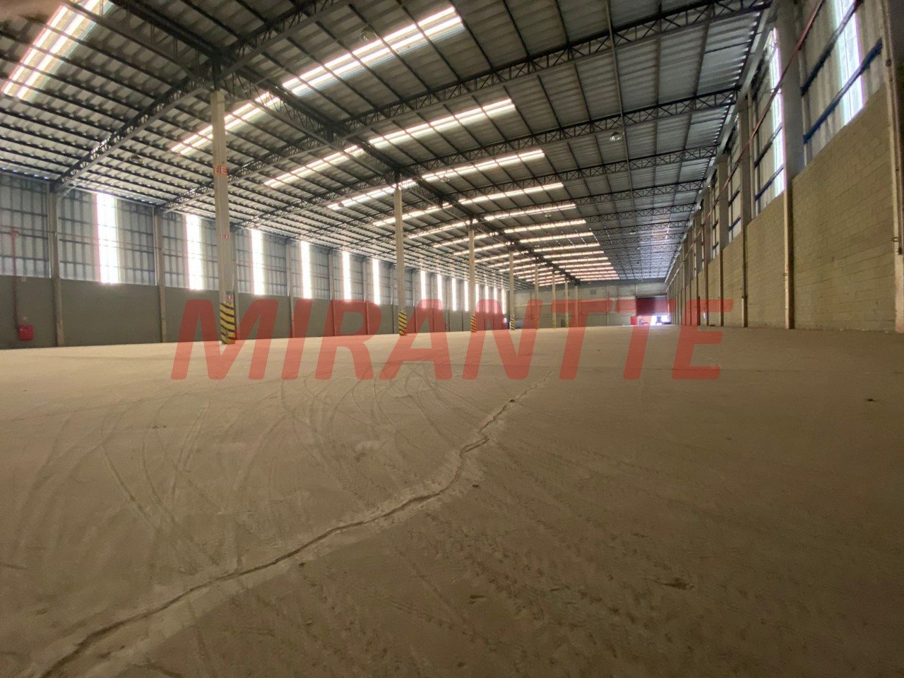 Galpao de 5600m² em Taboão