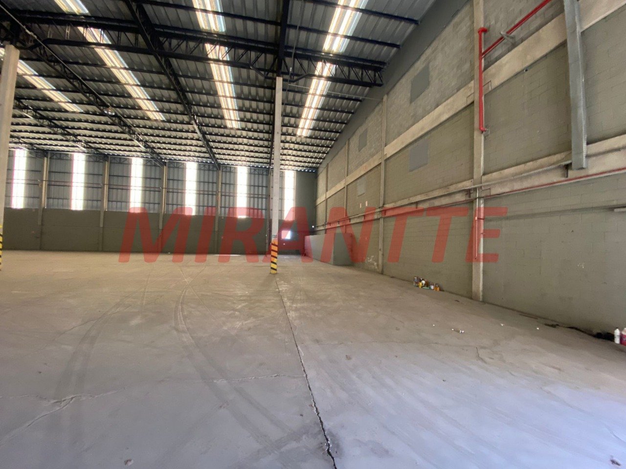 Galpao de 5600m² em Taboão