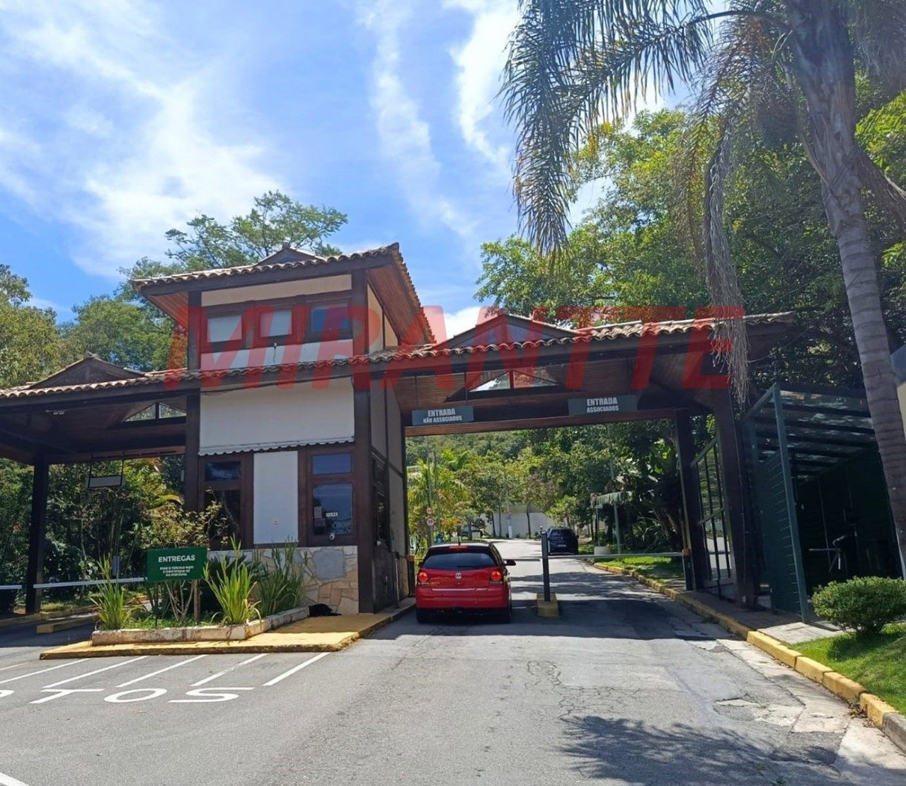 Cond. fechado de 353m² com 3 quartos em Vila Francos