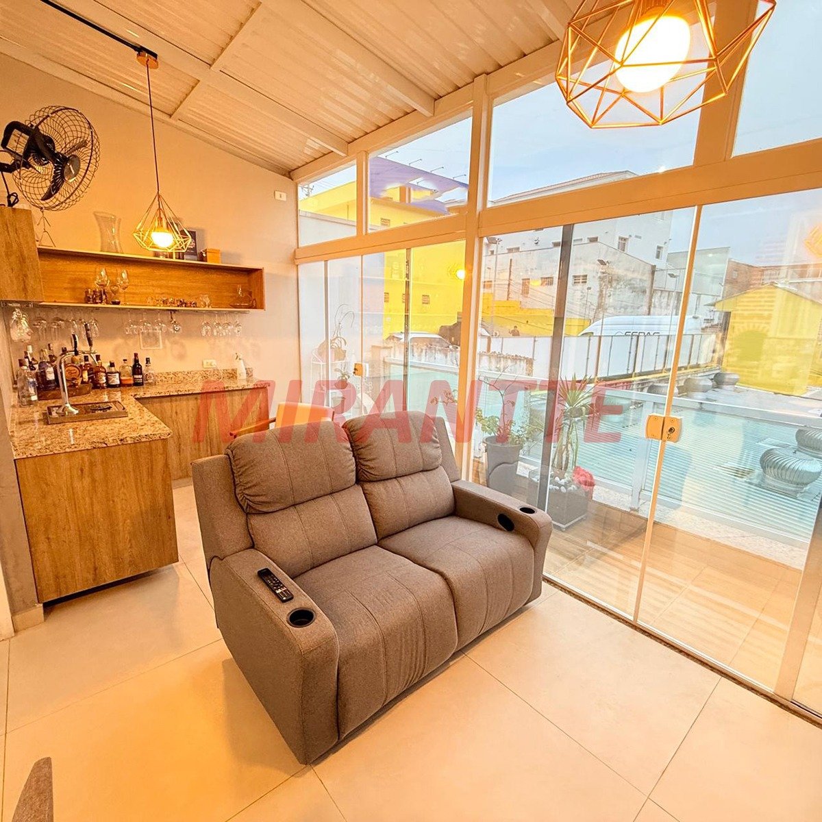 Cond. fechado de 175m² com 3 quartos em Chora Menino