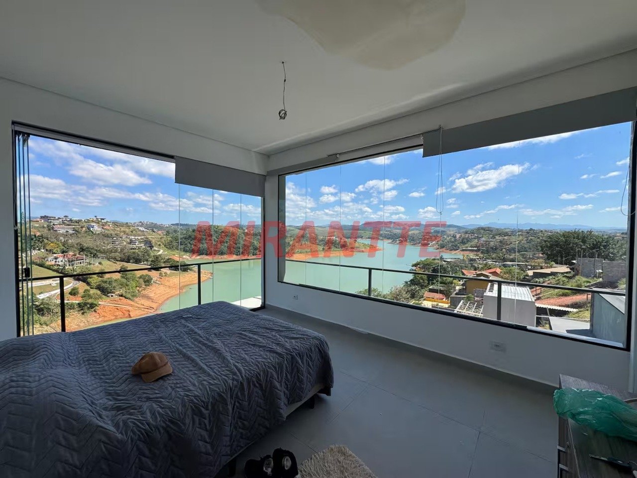 Cond. fechado de 220m² com 4 quartos em Paraiso De Igarata