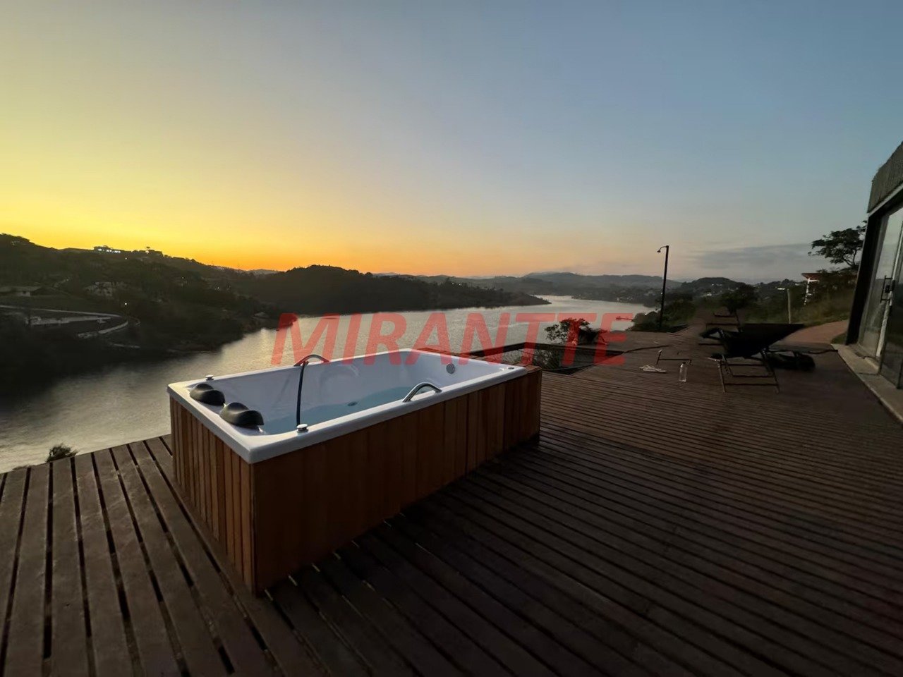 Cond. fechado de 220m² com 4 quartos em Paraiso De Igarata