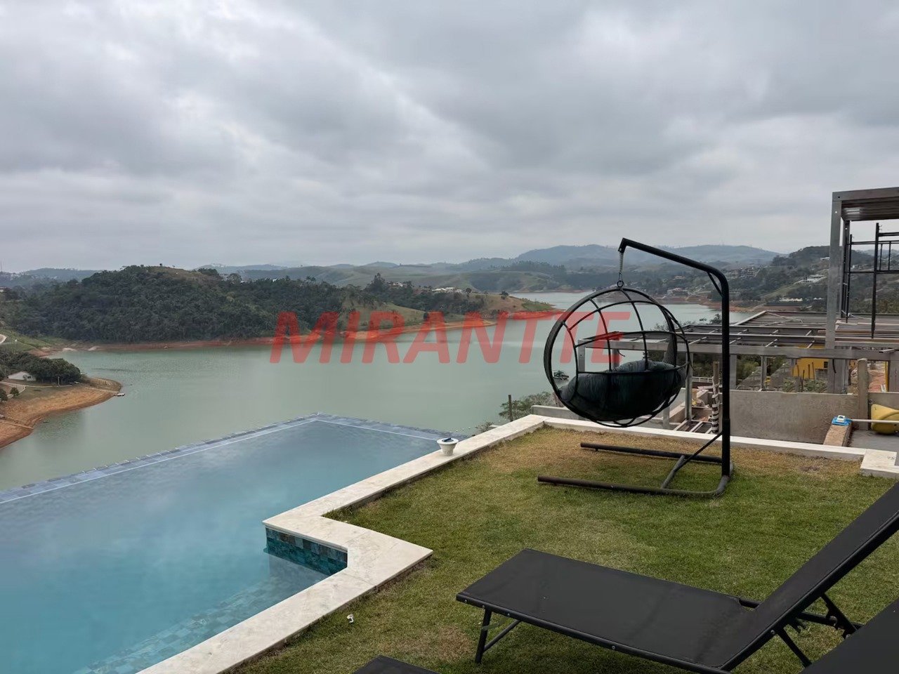 Cond. fechado de 220m² com 4 quartos em Paraiso De Igarata