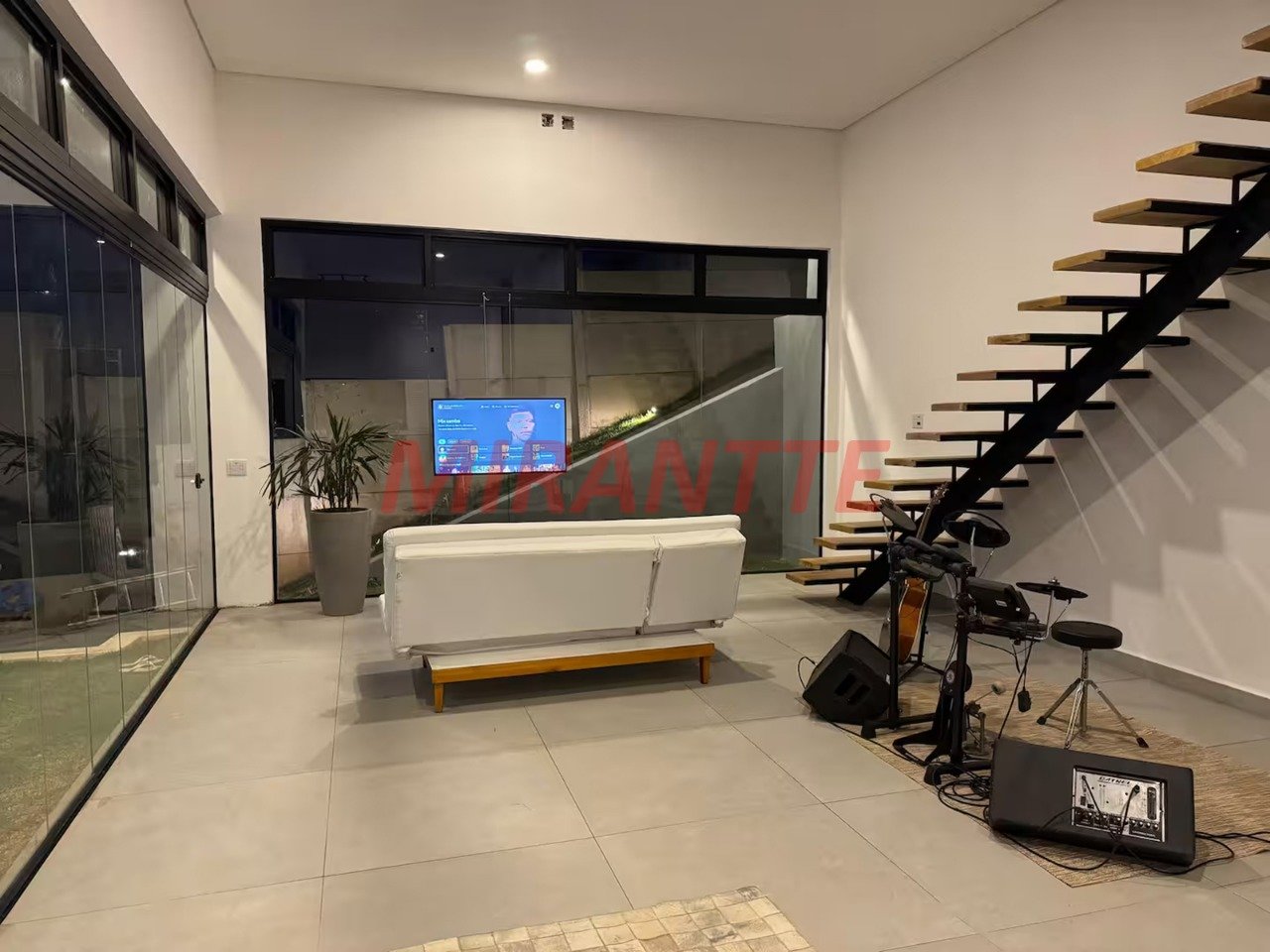 Cond. fechado de 220m² com 4 quartos em Paraiso De Igarata