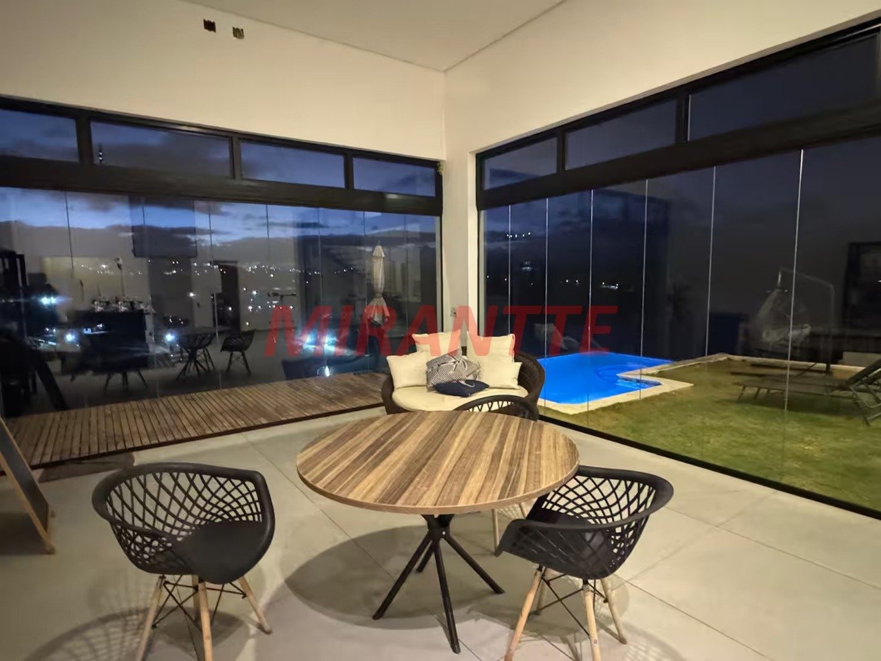 Cond. fechado de 220m² com 4 quartos em Paraiso De Igarata