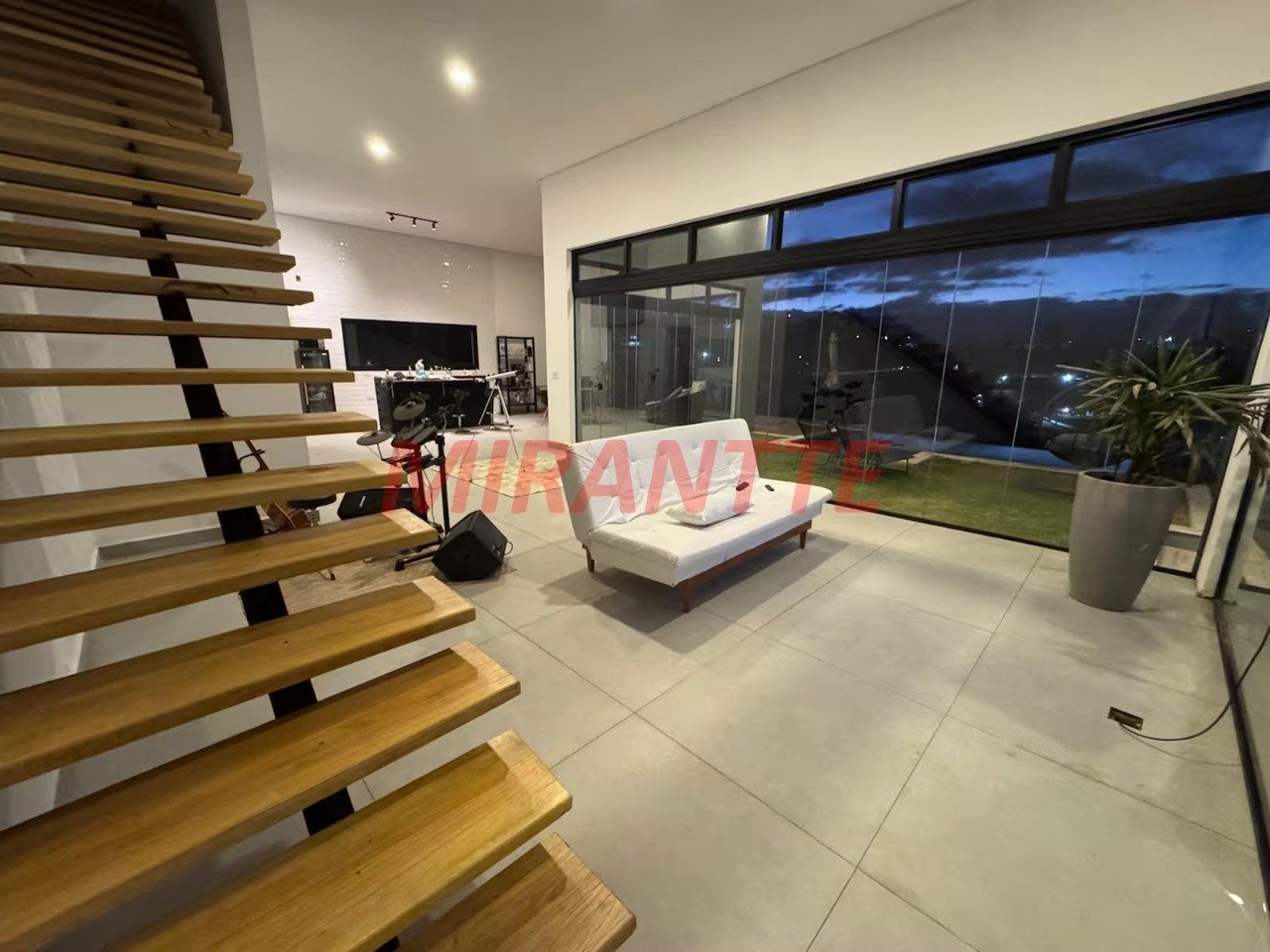 Cond. fechado de 220m² com 4 quartos em Paraiso De Igarata