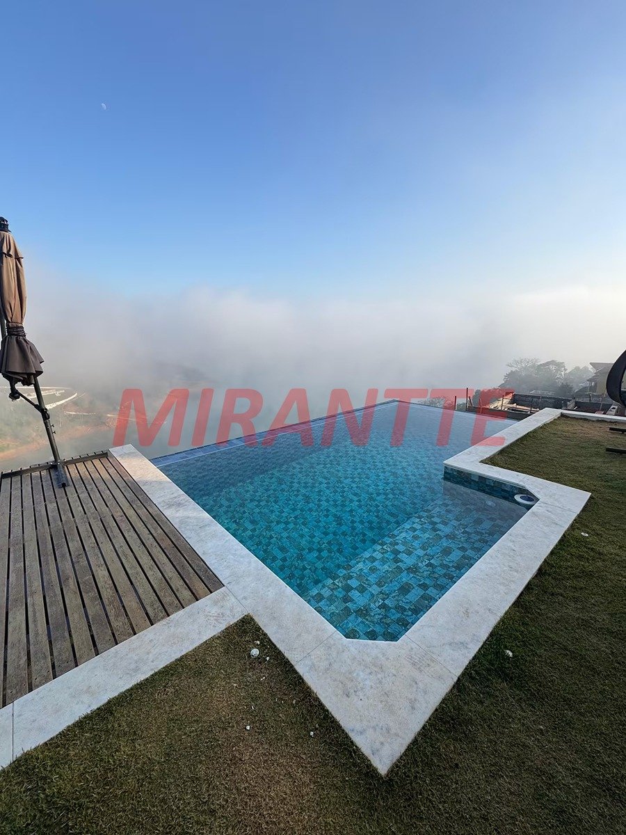 Cond. fechado de 220m² com 4 quartos em Paraiso De Igarata