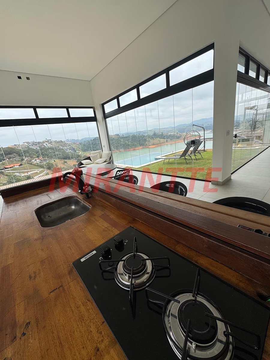 Cond. fechado de 220m² com 4 quartos em Paraiso De Igarata