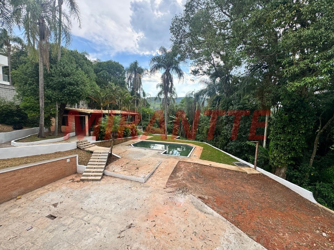 Cond. fechado de 250m² com 5 quartos em Caraguata