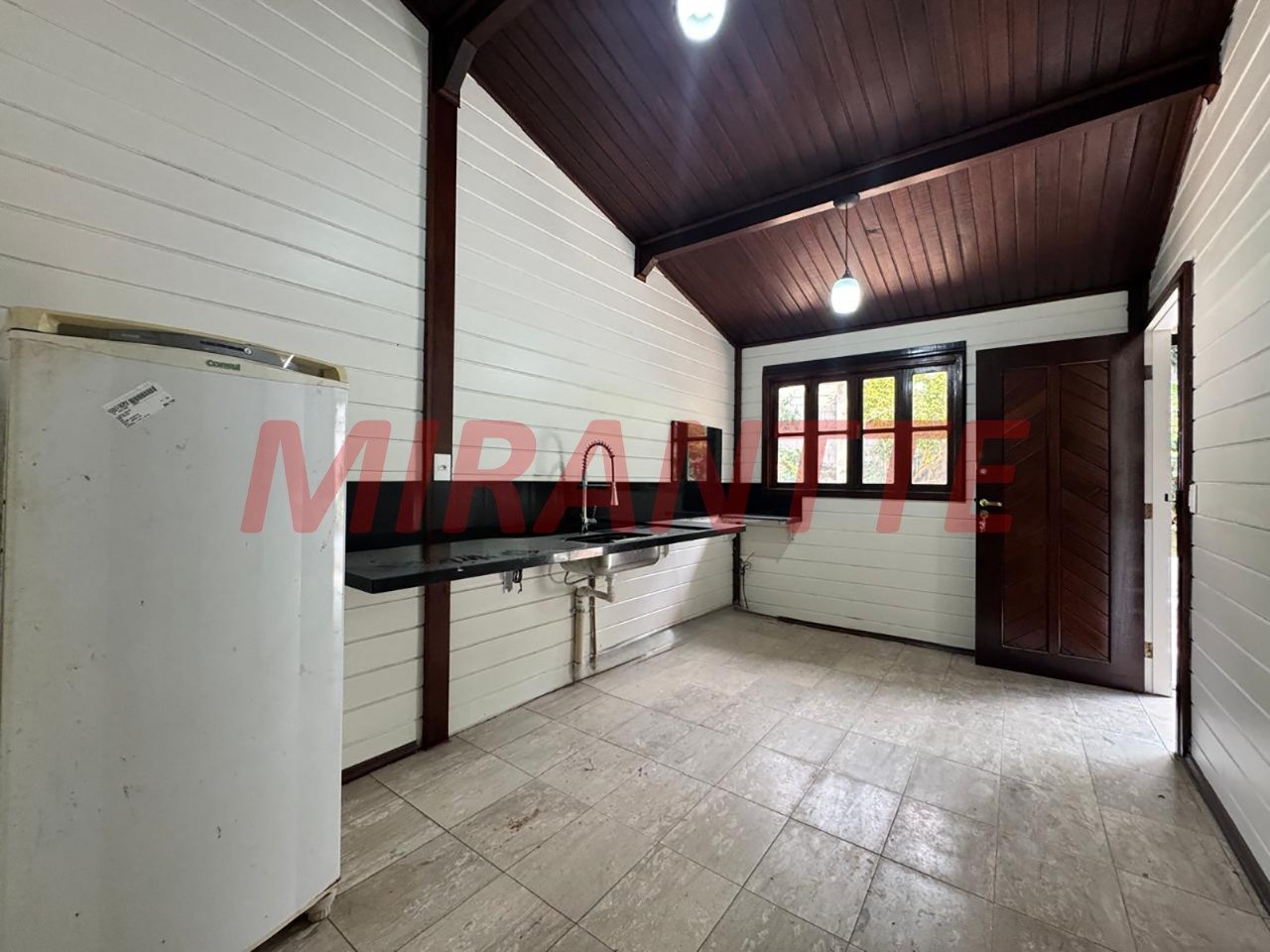 Cond. fechado de 250m² com 5 quartos em Caraguata