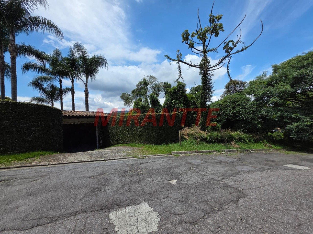 Sobrado de 420m² com 5 quartos em Serra da Cantareira
