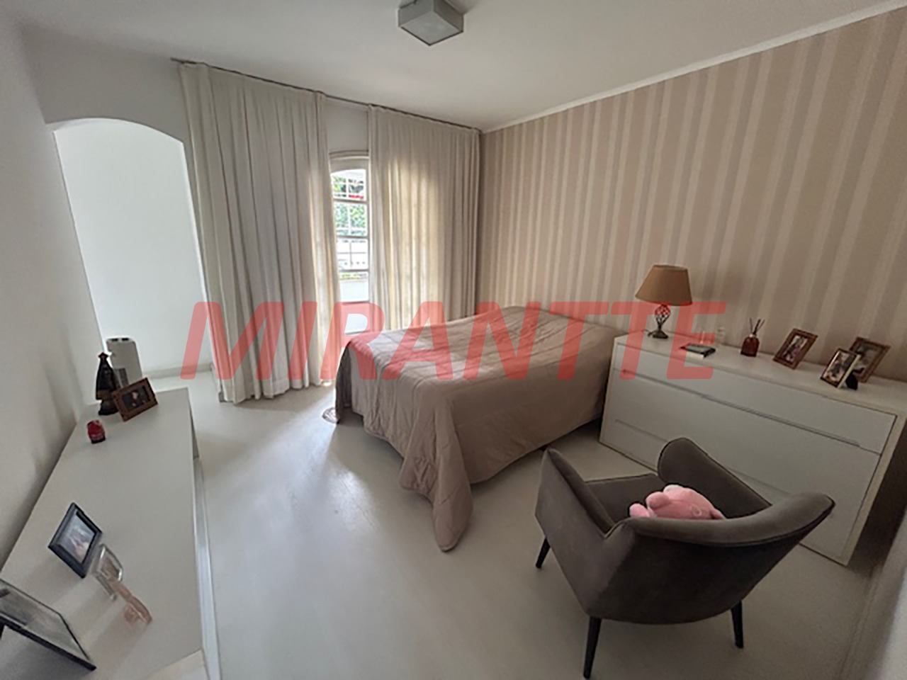 Sobrado de 250m² com 3 quartos em Santana