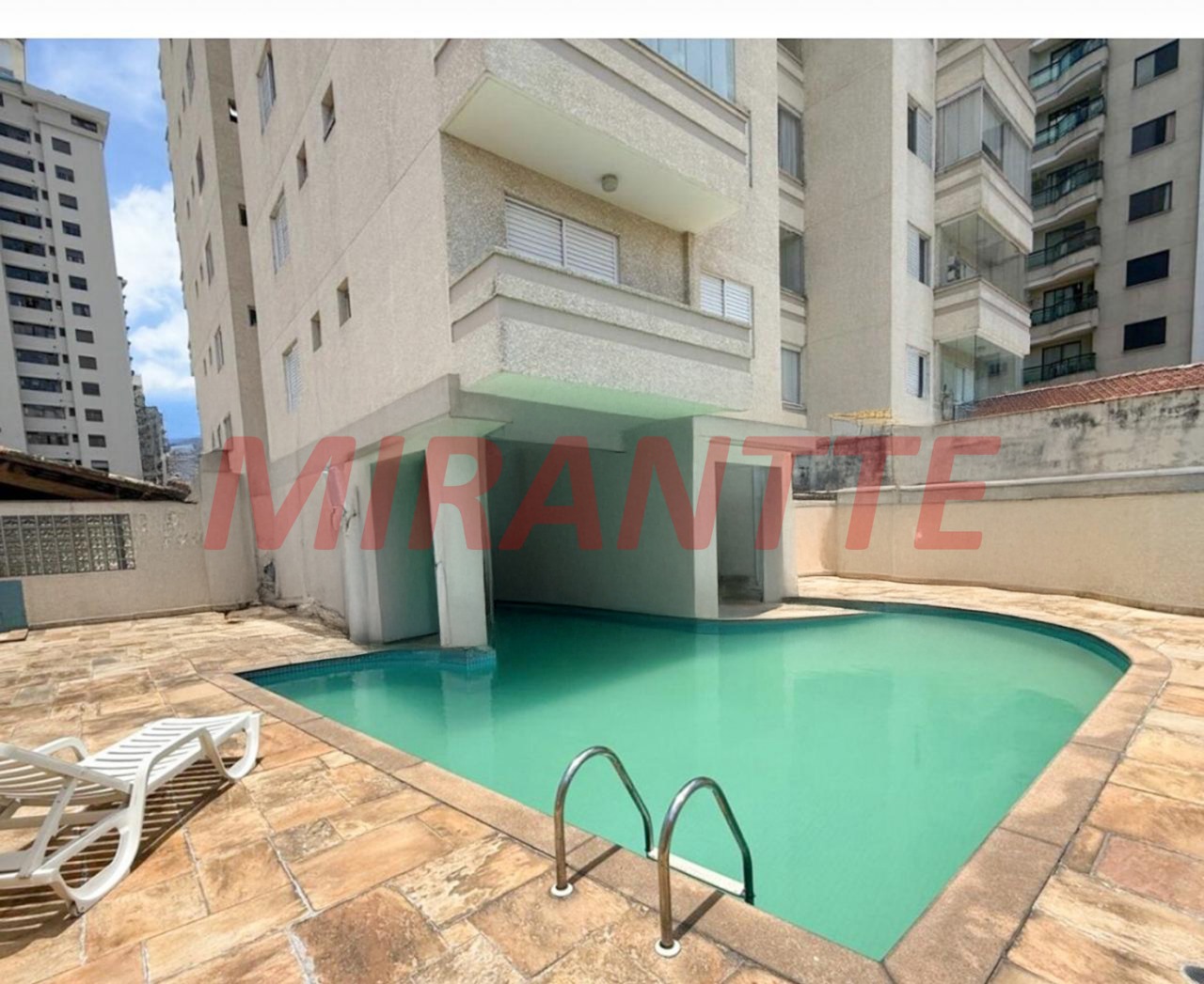 Apartamento de 86000m² com 3 quartos em Água Fria
