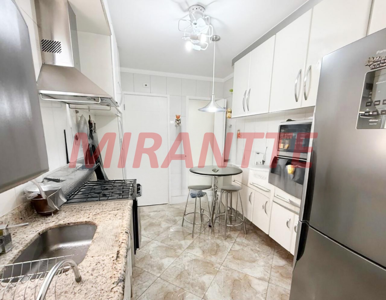 Apartamento de 86000m² com 3 quartos em Água Fria