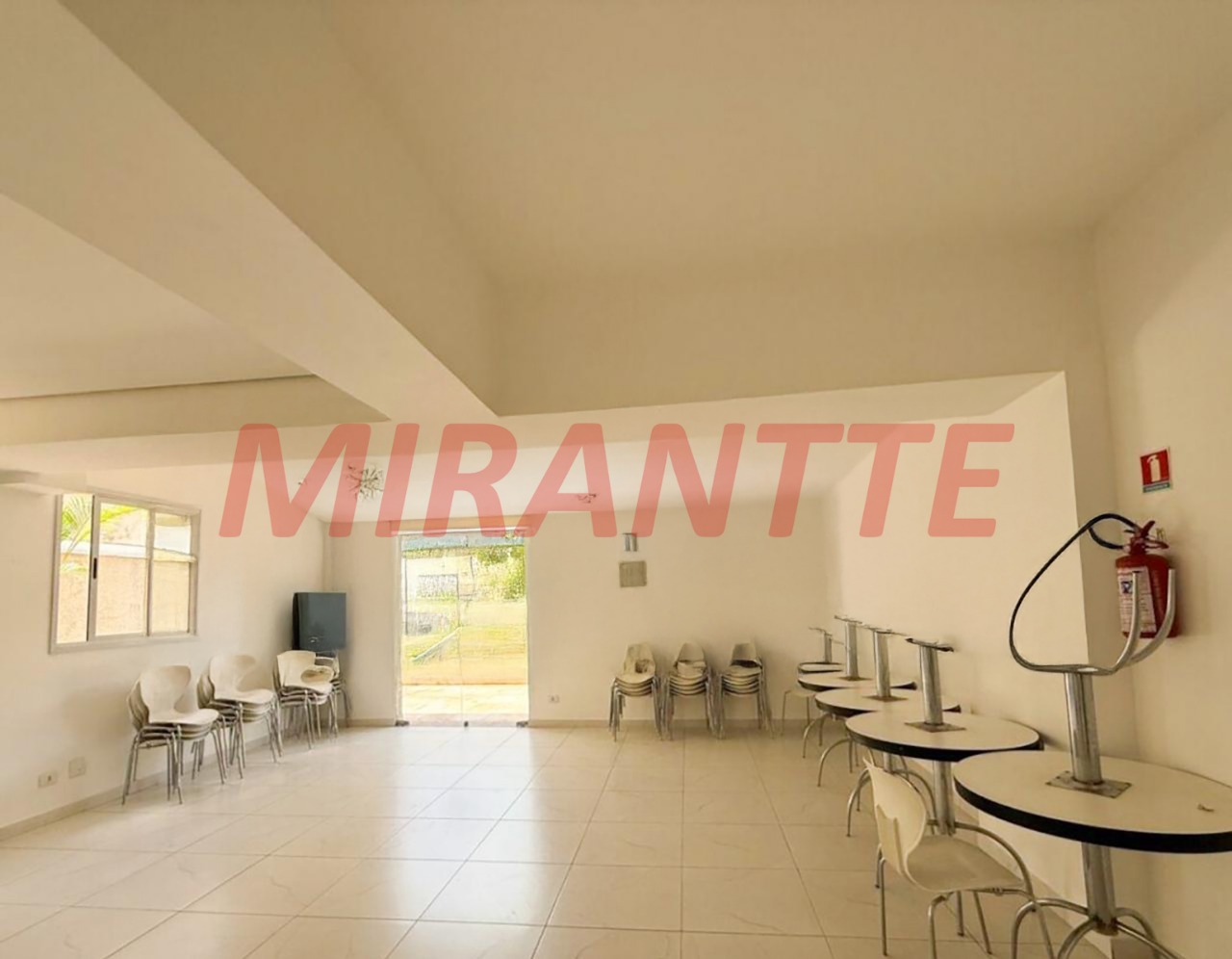 Apartamento de 86000m² com 3 quartos em Água Fria