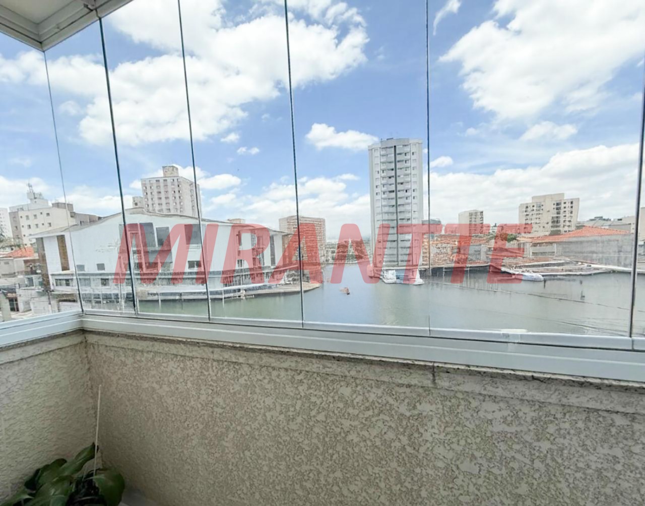 Apartamento de 86000m² com 3 quartos em Água Fria