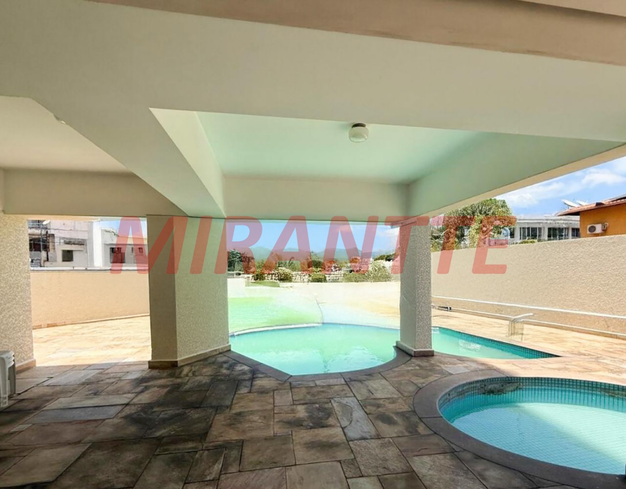 Apartamento de 86000m² com 3 quartos em Água Fria