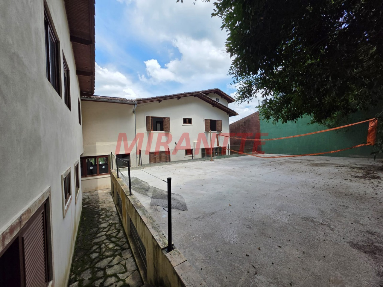 Cond. fechado de 400m² com 5 quartos em Caraguata