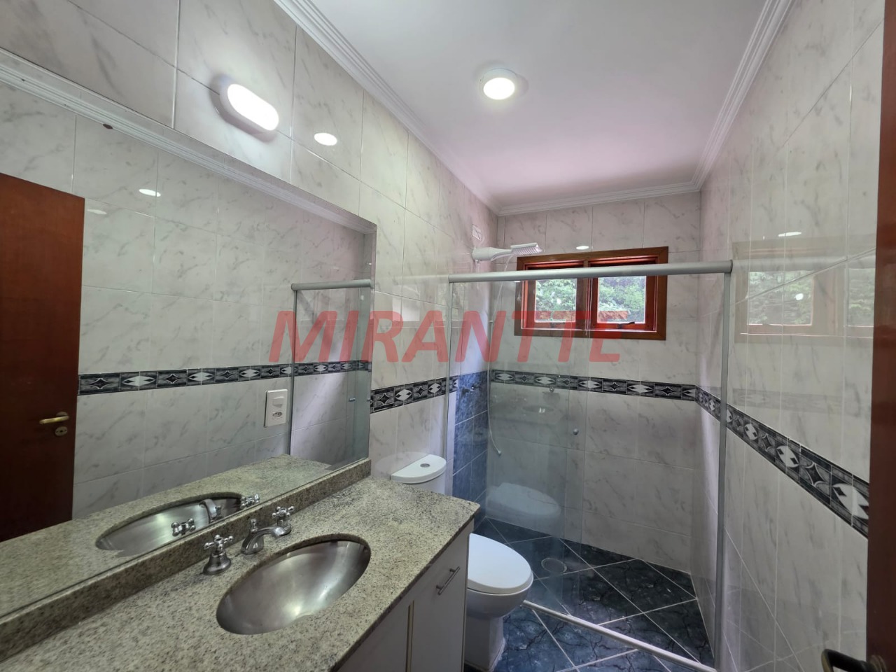 Cond. fechado de 400m² com 5 quartos em Caraguata