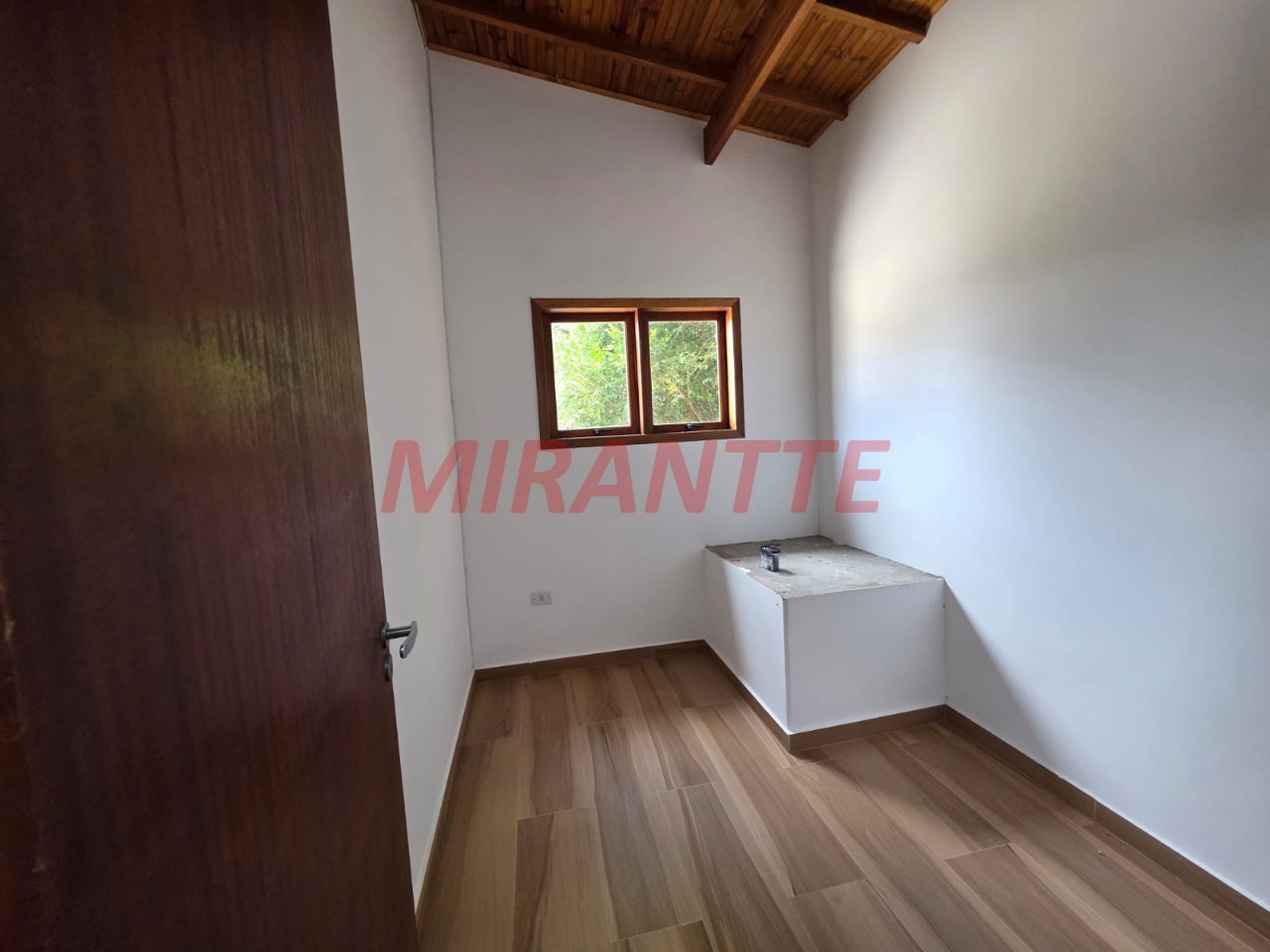 Cond. fechado de 400m² com 5 quartos em Caraguata