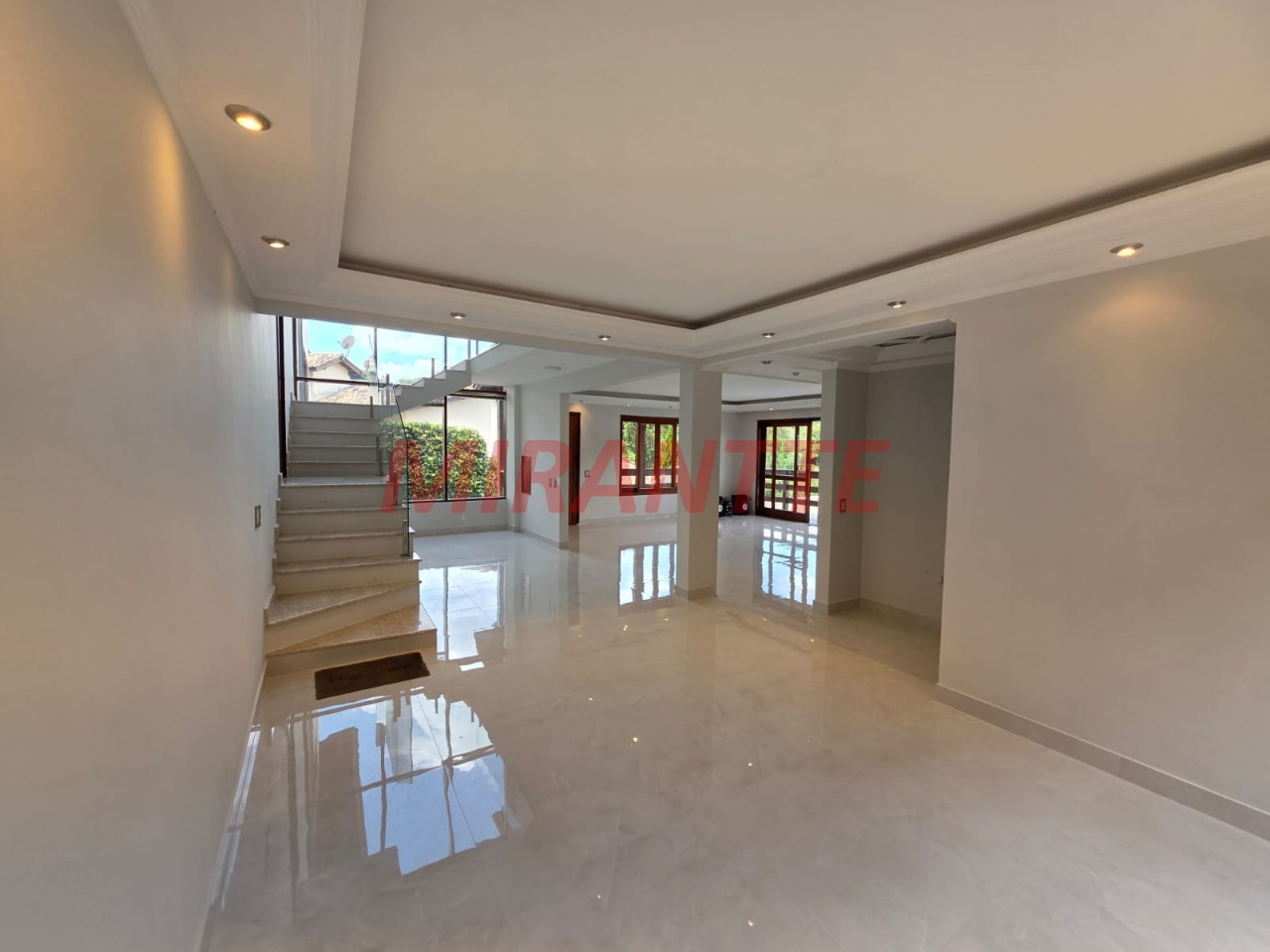 Cond. fechado de 400m² com 5 quartos em Caraguata