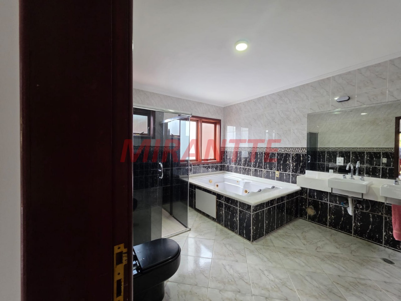 Cond. fechado de 400m² com 5 quartos em Caraguata