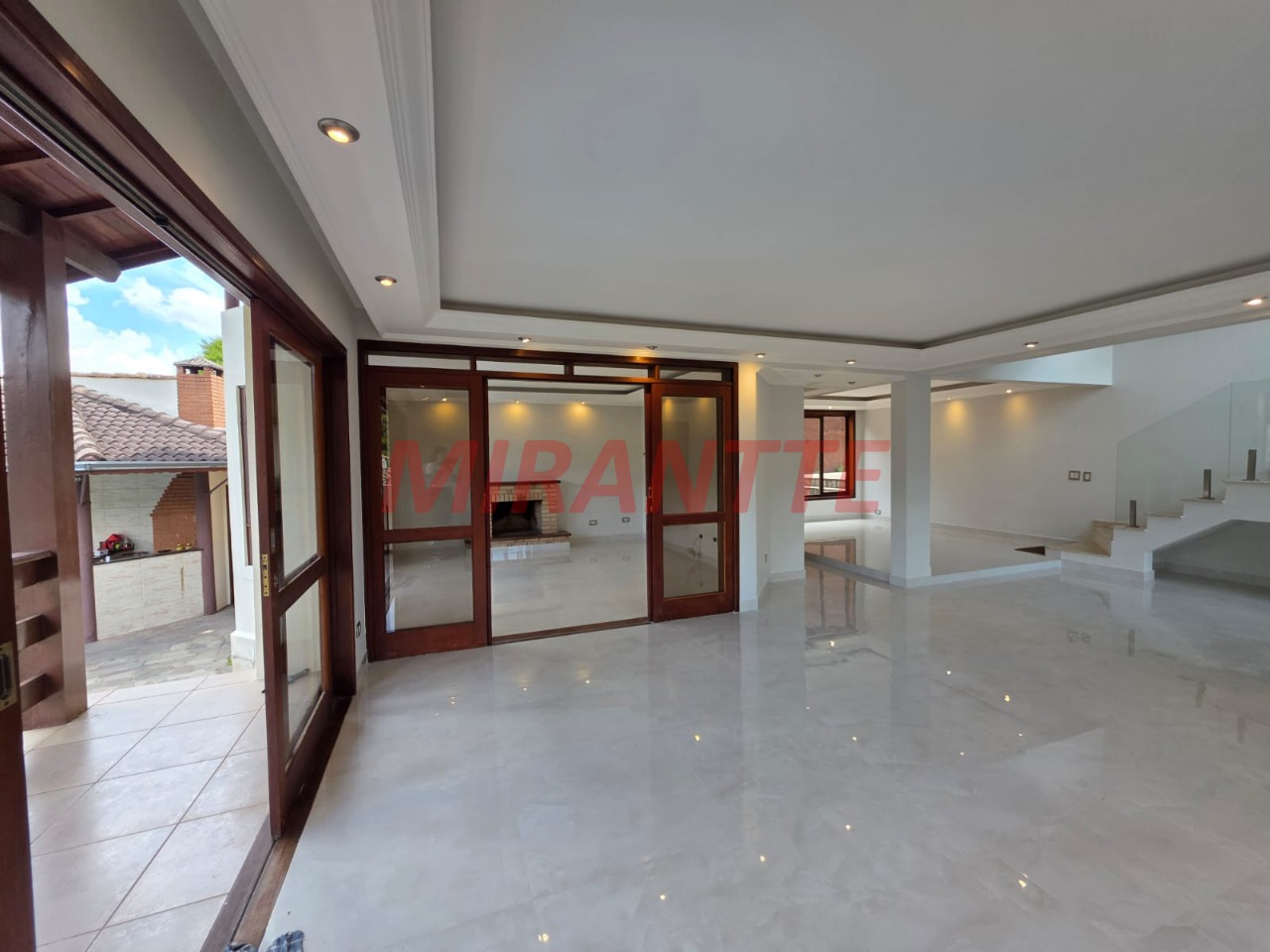 Cond. fechado de 400m² com 5 quartos em Caraguata