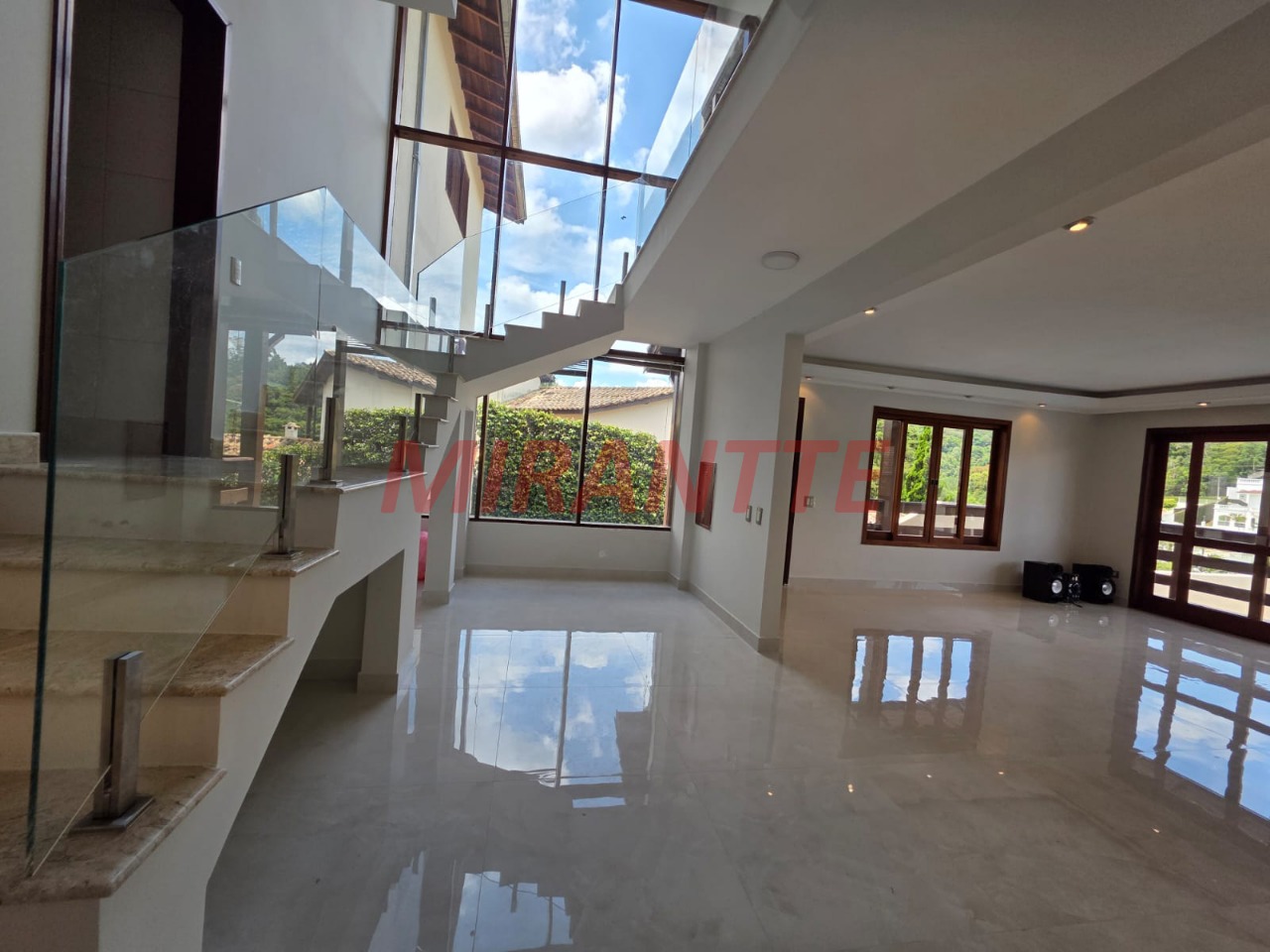 Cond. fechado de 400m² com 5 quartos em Caraguata