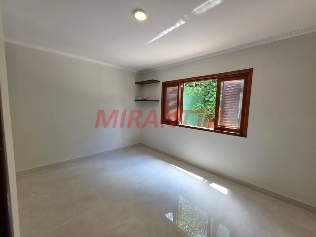 Cond. fechado de 400m² com 5 quartos em Caraguata