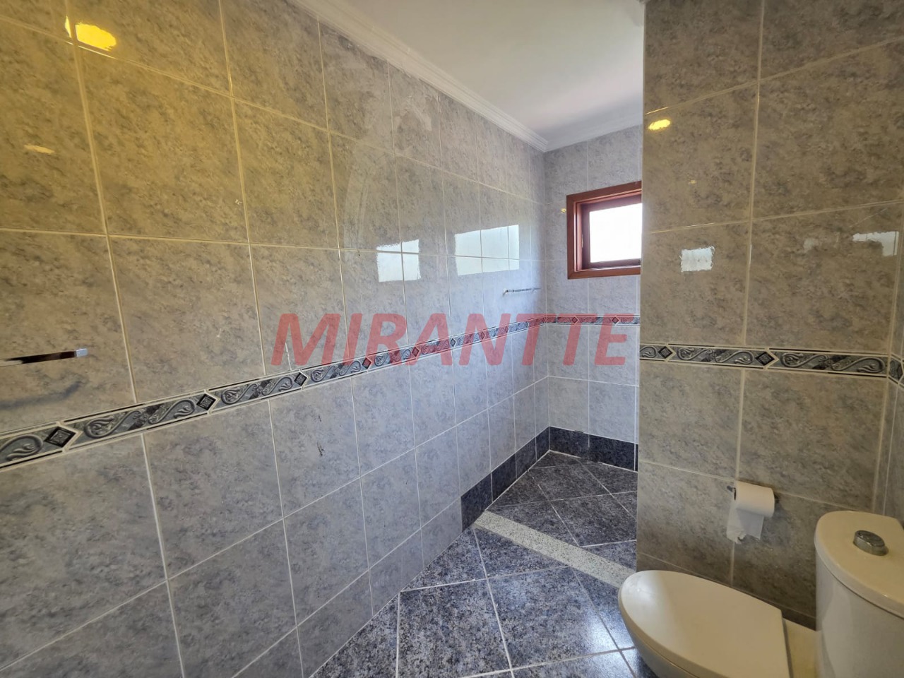 Cond. fechado de 400m² com 5 quartos em Caraguata