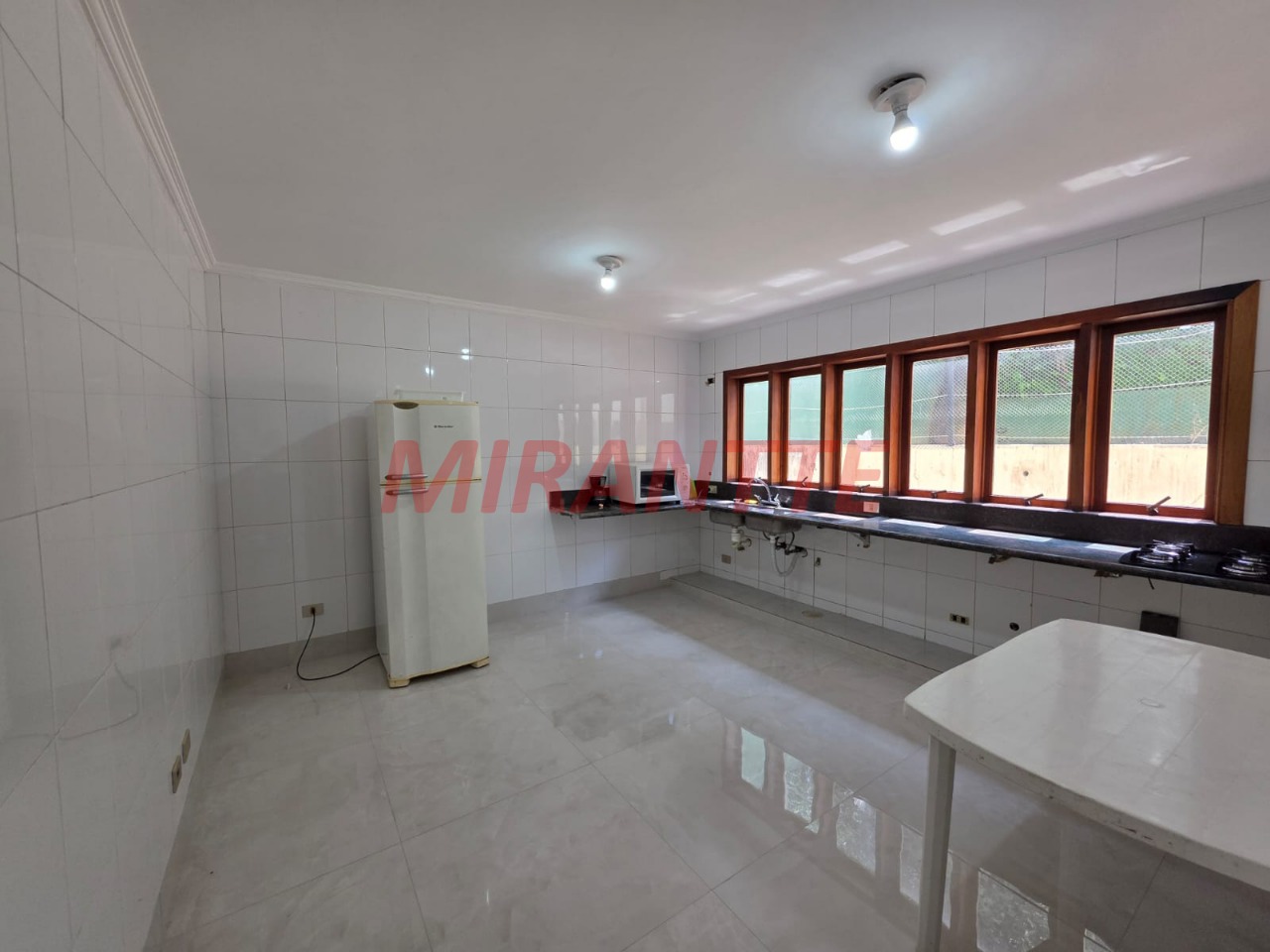 Cond. fechado de 400m² com 5 quartos em Caraguata