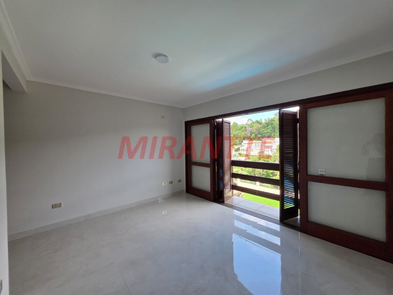 Cond. fechado de 400m² com 5 quartos em Caraguata