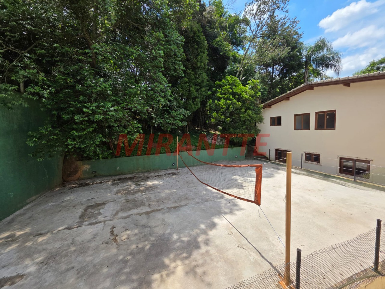 Cond. fechado de 400m² com 5 quartos em Caraguata