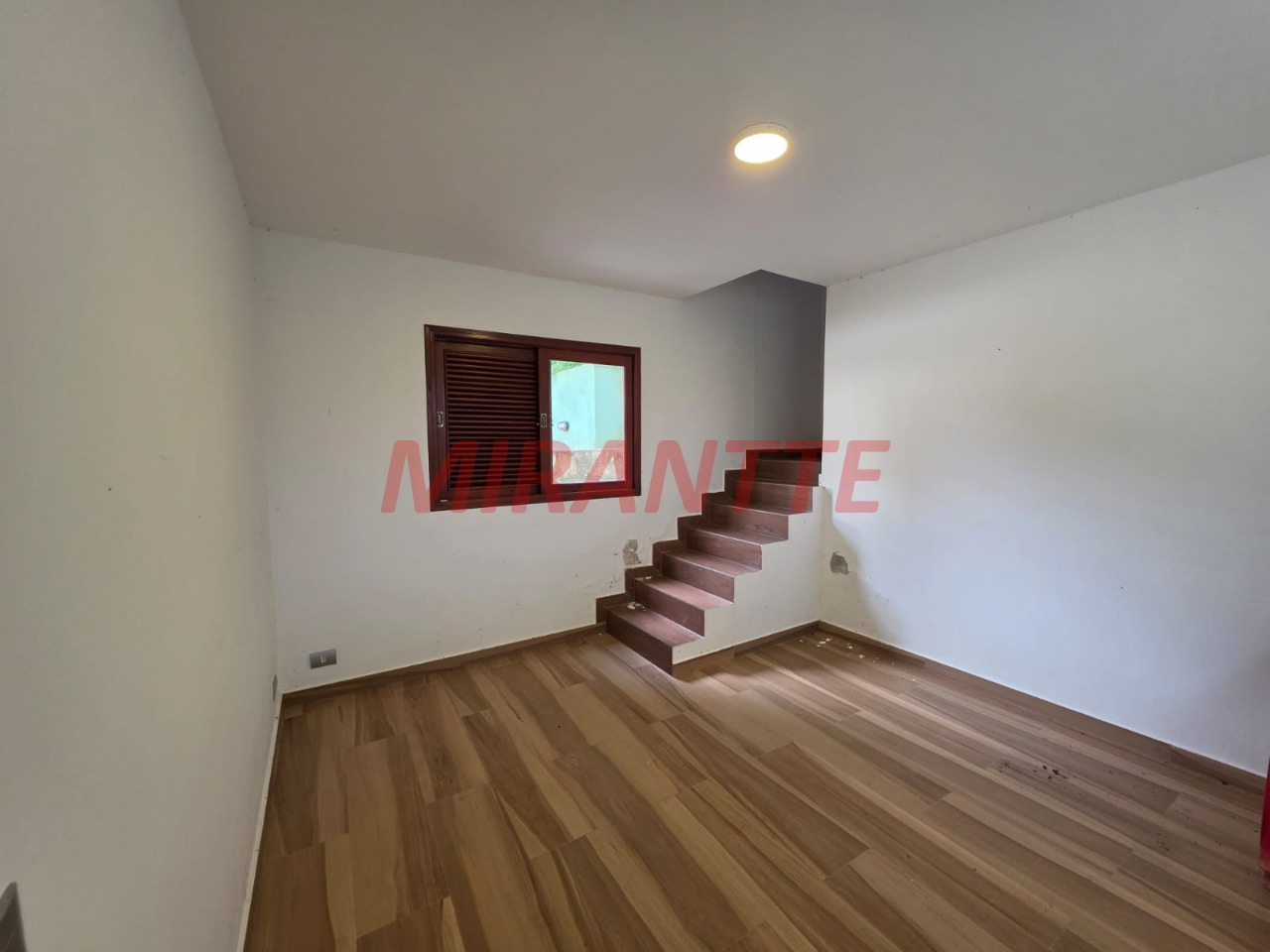 Cond. fechado de 400m² com 5 quartos em Caraguata