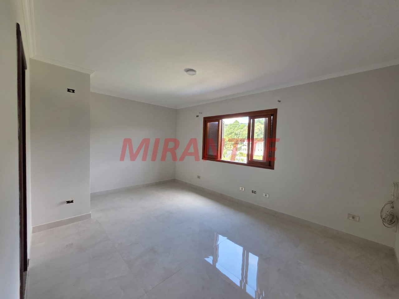 Cond. fechado de 400m² com 5 quartos em Caraguata