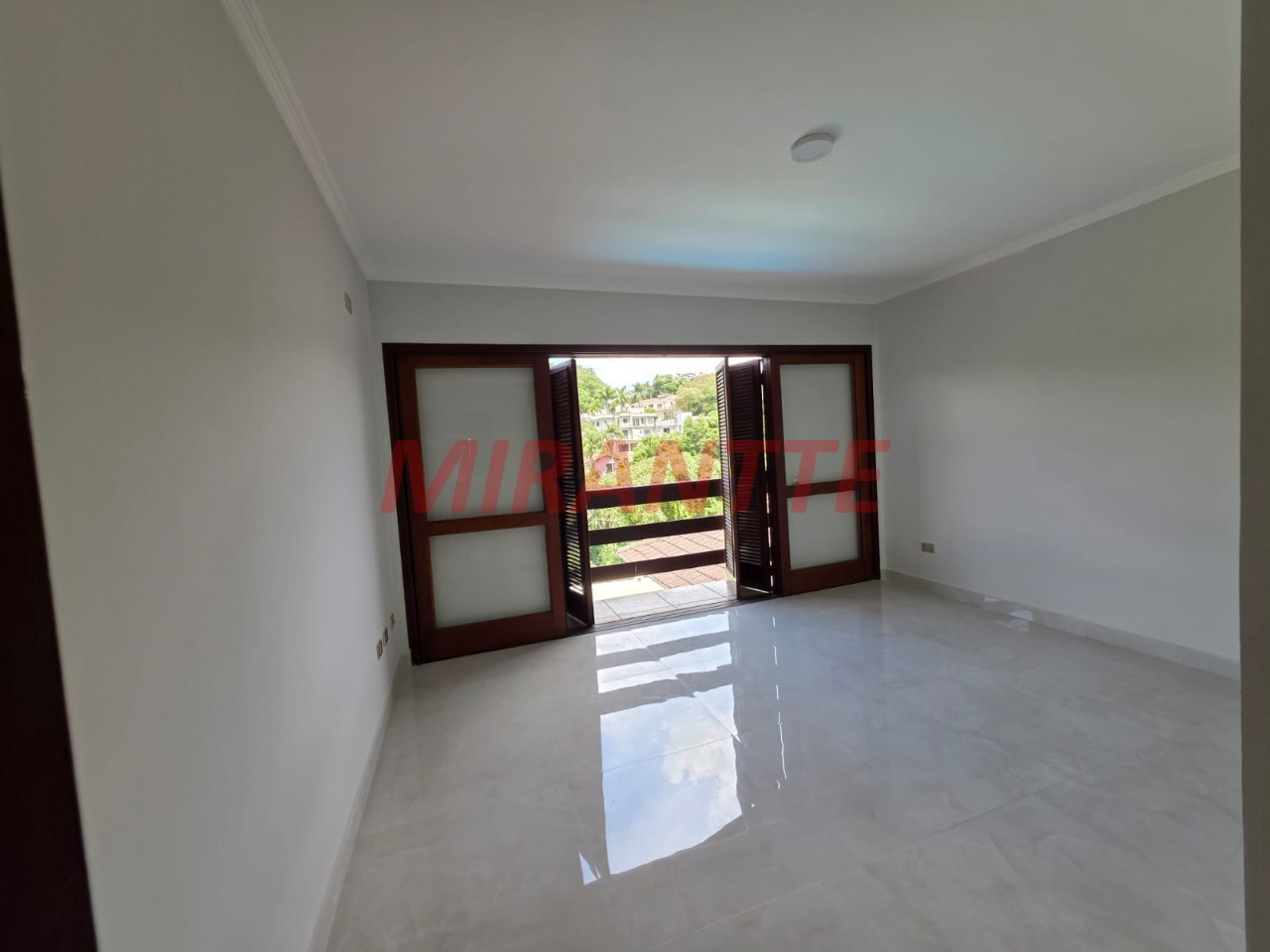 Cond. fechado de 400m² com 5 quartos em Caraguata