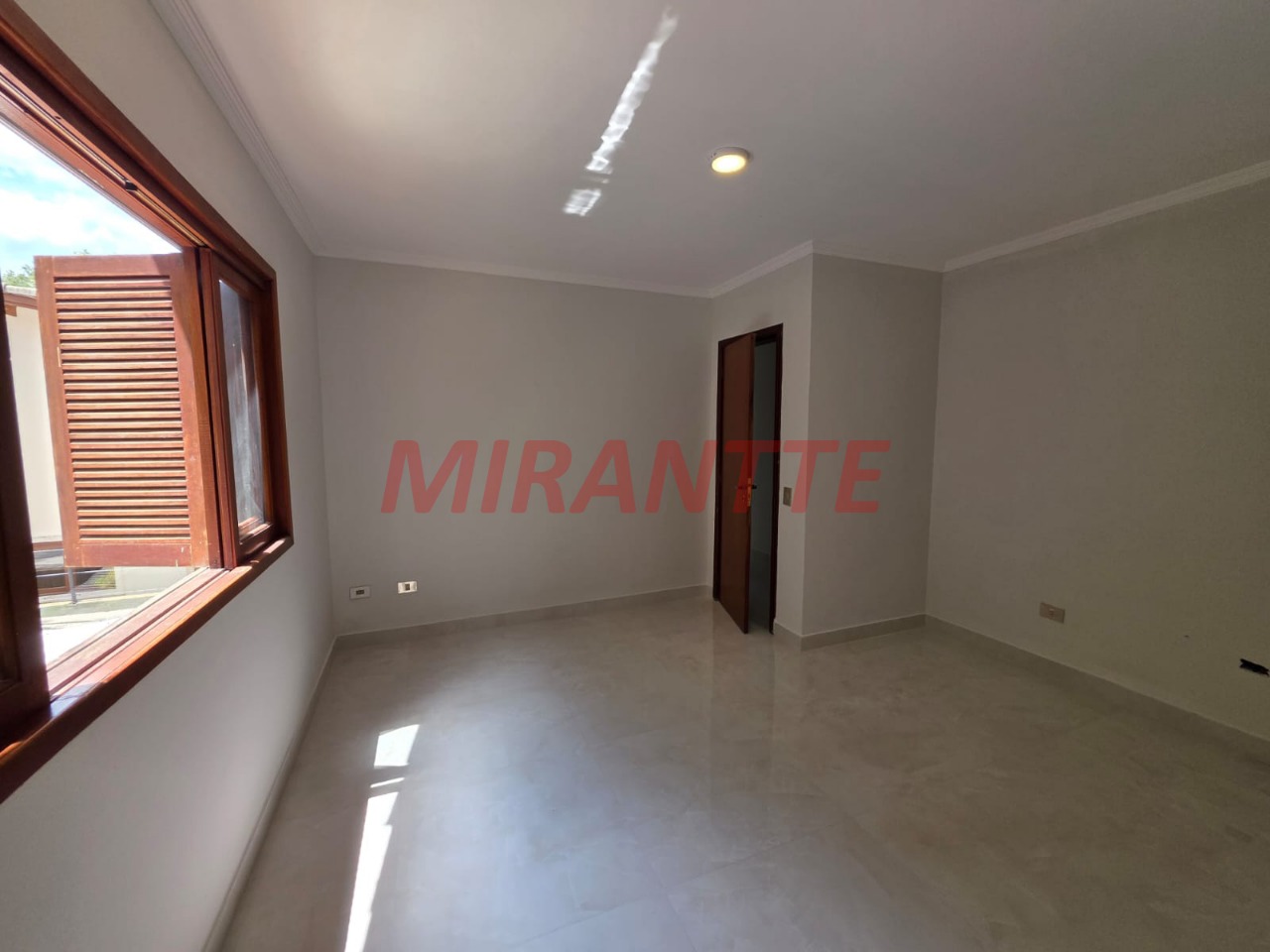 Cond. fechado de 400m² com 5 quartos em Caraguata