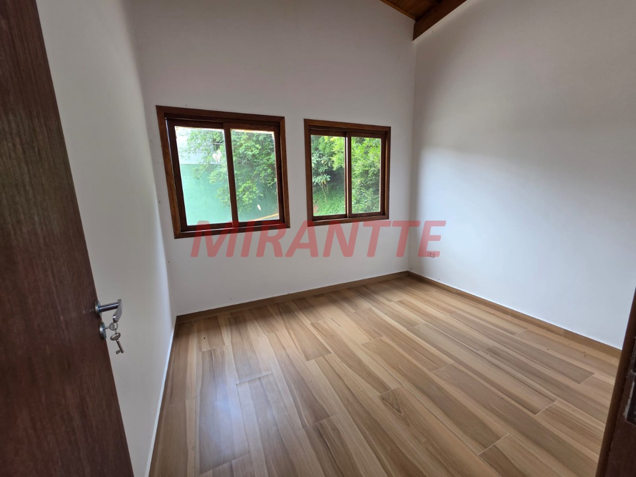 Cond. fechado de 400m² com 5 quartos em Caraguata